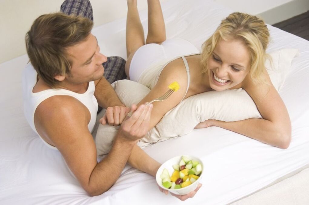 vrouw en man eten salade voor potentie